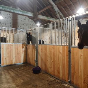 Façade de box avec porte battante demi-volet