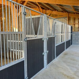 Façade de box avec porte battante col de cygne libre-service résine